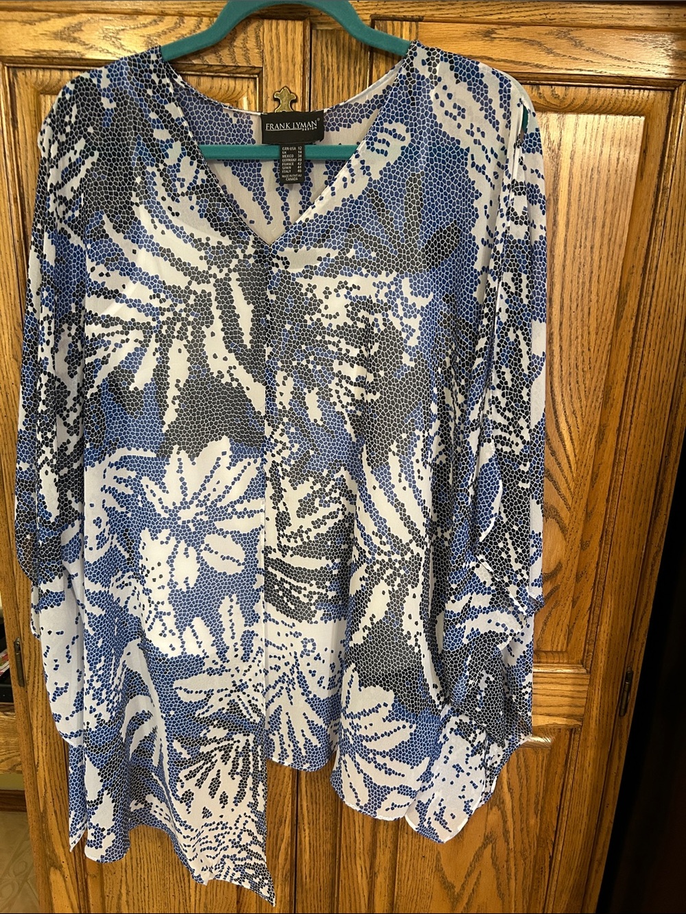 Frank Lyman Design Blue & White V-Neck Printed Blouse